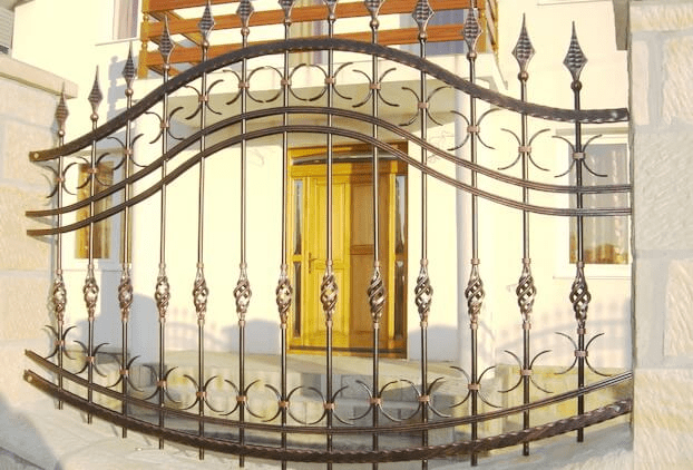Elemente de securitate încorporate în gardurile de fier forjat Elemente de securitate încorporate în gardurile de fier forjat