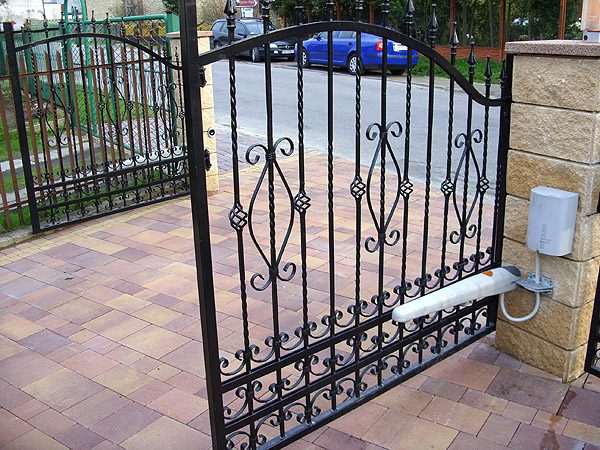 Îmbinarea tehnologiei cu fierul forjat pentru securitate suplimentară Îmbinarea tehnologiei cu fierul forjat pentru securitate suplimentară
