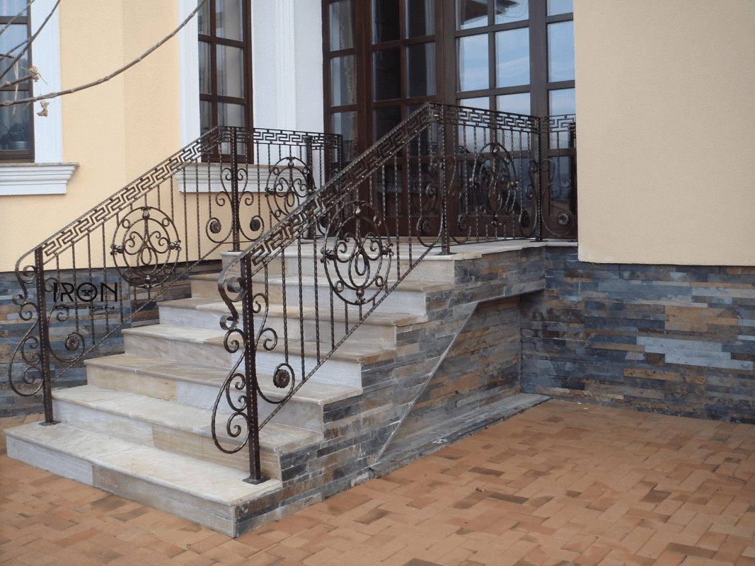 Cum să combinăm fierul forjat cu alte materiale în designul exterior Cum să combinăm fierul forjat cu alte materiale în designul exterior