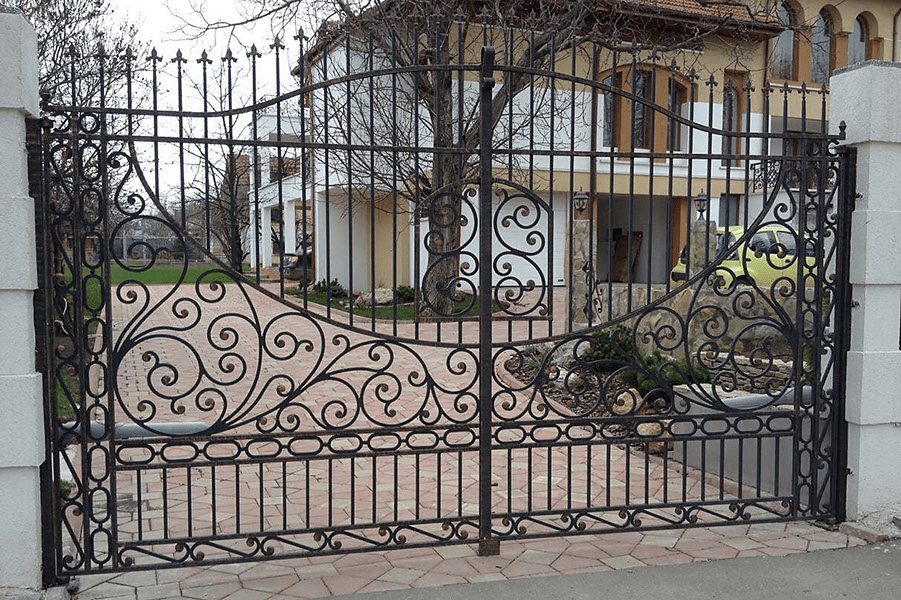Opțiuni de închidere și blocare pentru porțile de fier forjat Opțiuni de închidere și blocare pentru porțile de fier forjat